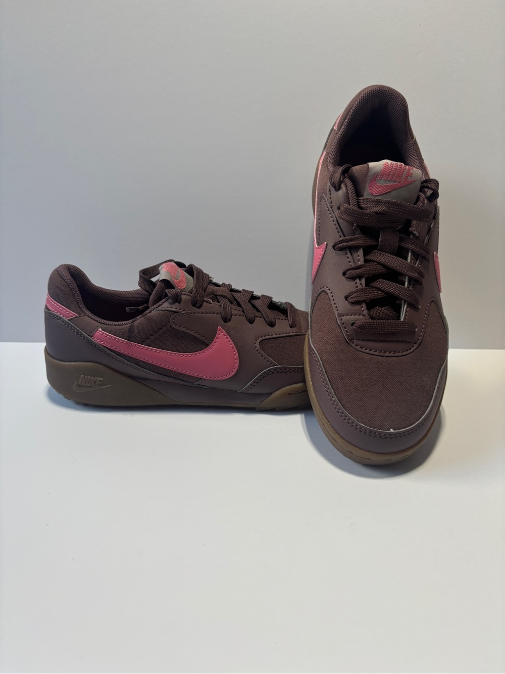Nike Terra Manta Women’s Brown Sneakers with Pink Swoosh. Size 6